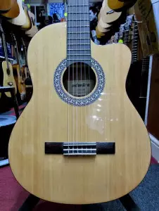 بررسی مشخصات و ویژگی های گیتار کلاسیک آدمیرا